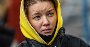 Une femme qui aide les réfugiés ukrainiens