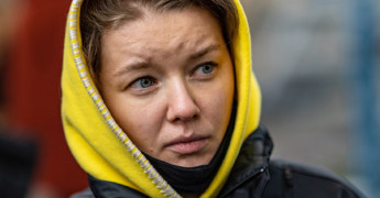 Une femme qui aide les réfugiés ukrainiens